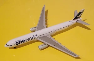 Phoenix Models 1:400 Cathay Pacific A330-300 One World Livery B-HLU - Bild 1 von 3