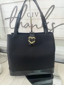 Autentica borsa a tracolla Yves Saint Laurent in pelle verniciata con logo in rilievo nera. - Foto 1 di 11