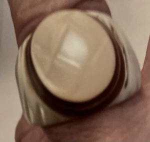 Unikat, breiter, geschnitzter Ring/MOP?/Muschel?/Horn/erhöht, gesteppte Kuppel/Gr. 8/Vintage - Bild 1 von 14