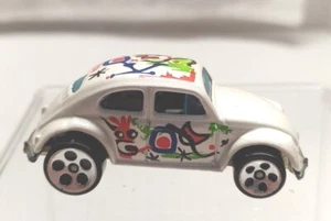 Mattel 1988 Hot Wheels Artistic License Series VW Bug 1:64 blanco diseño colorido - Imagen 1 de 6