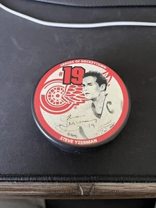 NHL Detroit Red Wings #19 Steve Yzerman Heroes Of HockeyTown Puck, Little Caeser - Imagen 1 de 4