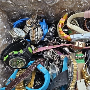 LOTE DE 15+ LIBRAS DE RELOJES PARA MUJER Y HOMBRE PARA NIÑOS SE VENDE COMO ESTÁ PARA REPARACIÓN DE PIEZAS - Imagen 1 de 24