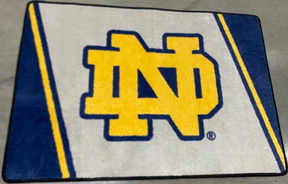 Alfombra Notre Dame Lucha Fútbol Irlandés Clásico Dorado Logo “ND” 32”x 46” Alfombra Alfombrilla Foto 1 de 3