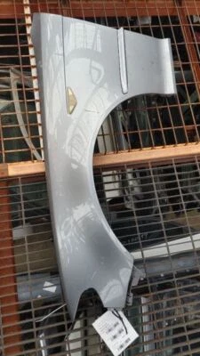 04 05 06 BMW 325CI LH GUARDABARROS GRIS Foto 1 de 4