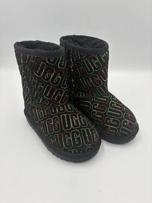 Botas UGG Niños Talla 8 Arco Iris Logo Estampado Negras - Estilo 1112383T Excelente Estado Foto 1 de 4