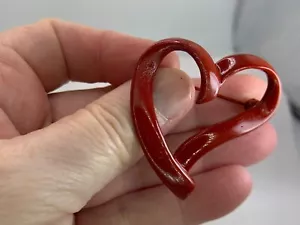 Spilla spilla metallo vintage effetto nastro rosso cuore San Valentino M-1917 - Foto 1 di 3