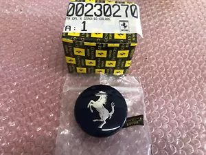 FERRARI 612, TAPA DE LLANTA CENTRAL, AZUL OSCURO, INSIGNIA DE CUBO, OEM, RARO, P/N 230270 - Imagen 1 de 4