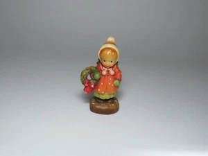 Anri Season's Greetings 1,75" Sarah Kay Mini scultura in legno - come nuova - Foto 1 di 4