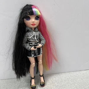 Rainbow High 2021 Jett Dawson Coleccionista Muñeca de Moda con Pelo Negro y Arco Iris - Imagen 1 de 6