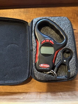 Báscula digital para peces Berkeley 35 lb/16 kg con estuche ligeramente usada si alguna vez se ha usado Foto 1 de 2