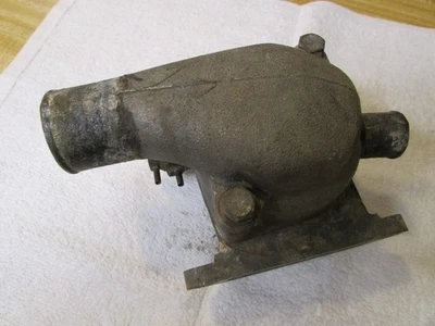 1975 TOYOTA LAND CRUISER FJ40 2f ENGINE COOLANT THERMOSTAT HOUSING Foto 1 de 4