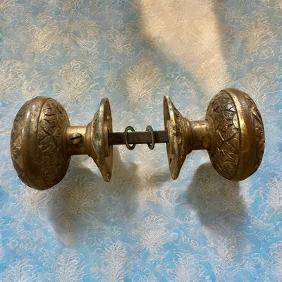 Antiguo juego de perillas de puerta de entrada victorianas Russell & Erwin - bronce fundido floral ornamentado Foto 1 de 4