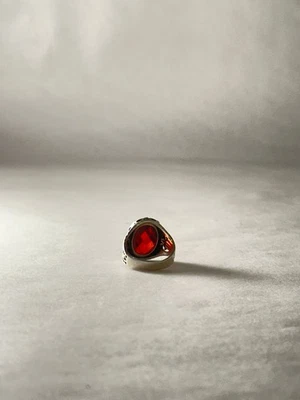 Anello Vintage in Argento con Grande Pietra Rossa Taglio Sfaccettato 💍 Elegante - Immagine 1 di 4