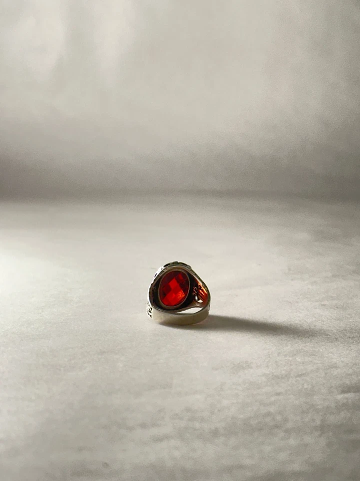 Anello Vintage in Argento con Grande Pietra Rossa Taglio Sfaccettato 💍 Elegante - Immagine 1 di 4