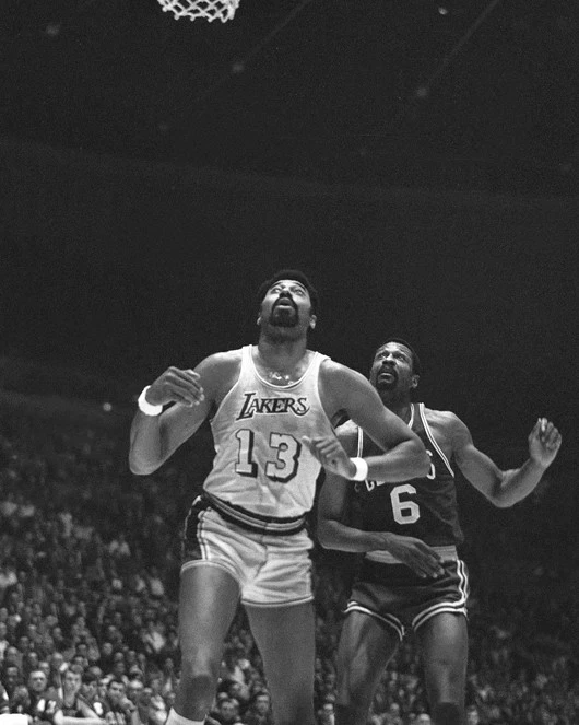 波士顿凯尔特人队比尔·鲁塞尔对洛杉矶湖人队WILT CHAMBERLAIN 8x10照片海报 — 第 1/1 张图片