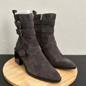 Botas Vince Camuto Gamuza Hebilla Eje Medio - Kempreea - Lavagna (Talla 10m) a544927 - Imagen 1 de 9
