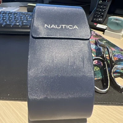Estuche para gafas de sol Nautica azul marino con cierre magnético Foto 1 de 2