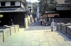 35mm Vintage Slide, Tourists walking HONG KONG Streets- A56 - Picture 1 of 1