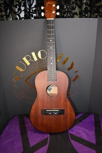 Ukulele baritono Hilo Uke numero modello 2655 COSÌ COM'È leggere descrizione - Foto 1 di 10