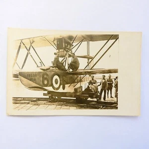 Foto /cartolina d'epoca raffigurante un idrovolante Macchi con tecnici meccanic - Foto 1 di 1