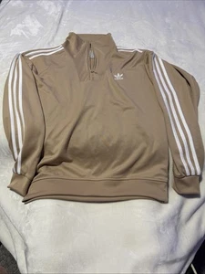 Nuevo sin etiquetas Suéter Adidas Para Hombre Bronceado Rayas Brazo Cuello Embudo Cuarto Cremallera Talla Mediana - Imagen 1 de 8