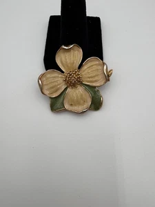 Vtg Dogwood Flower Brooch Gold Tone Ivory & Green Enamel Floral Design - Picture 1 of 2