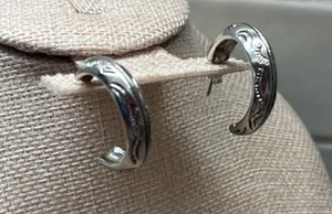 Beautiful Engraved Native American Style Silver Tone Earrings Half Hoop L4 - Picture 1 of 7