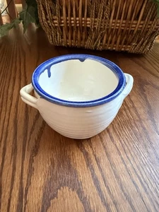 Weiße Keramik mit Kobaltrand signiert vom Künstler Bär Keramik blaue Tropfglasur  - Bild 1 von 9