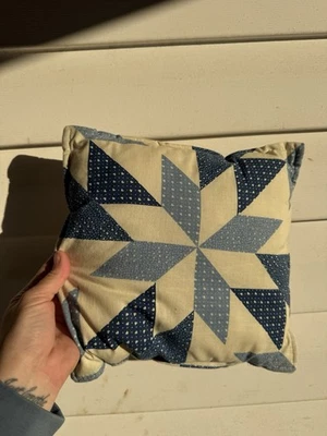 Pequeña almohada decorativa hecha a mano de retazos azul y blanco casa de campo  Foto 1 de 4