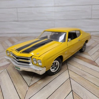 1/18 Ertl Diecast 1970 Chevy Chevelle SS 454 Cowl Induction Yellow & Black - Image 1 of 4