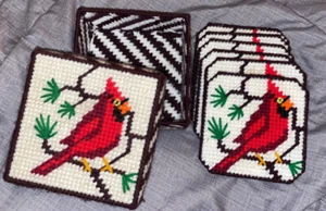 Set aus 6 Vintage Cardinal gehäkelten handgefertigten quadratischen Untersetzern mit Box und Deckel - Bild 1 von 5