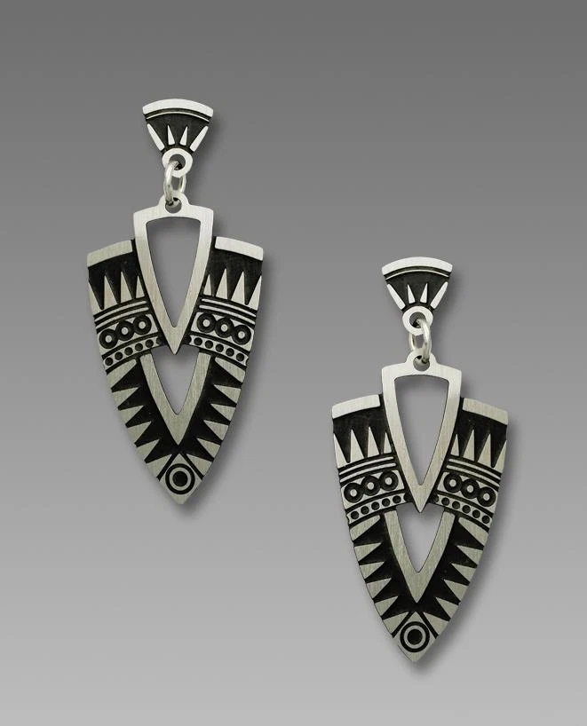 Brincos Adajio gravados Deco Shield em prata antiga e preto feitos à mão nos EUA - Imagem 1 de 4