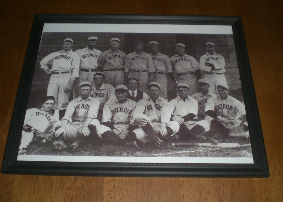 Impresión del equipo enmarcada Tigres de Detroit 1900 en blanco y negro  Foto 1 de 1