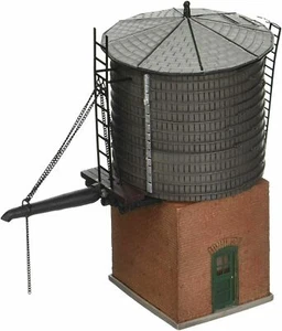 HO - $99 MSRP - Bachmann Branch Line Water Stop (costruito) BAC-35112 BAC35112 - Foto 1 di 2