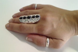  Trendiger versilberter Knöchelring mit 5 schwarzen Steinen  - Bild 1 von 2