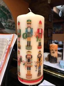 NUTCRACKER PARADE CHRISTMAS DESIGN HAND DECORATED PILLAR CANDLE 20x8cm - Picture 1 of 3