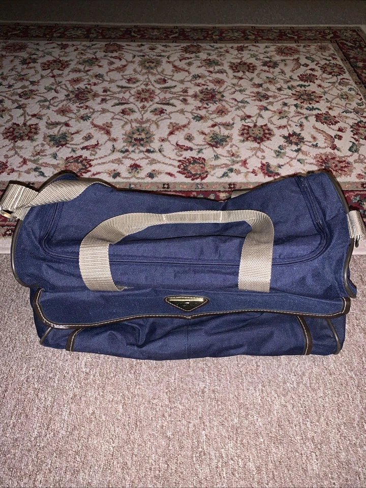 American Flyer Carry-On Travel Duffle Bag w adjustable Shoulder Strap - Image 1 of 4