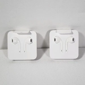 2 Apple EarPod Earphones Earbuds A1748 Lightning Wired for iPhone iPad iPod - Picture 1 of 10