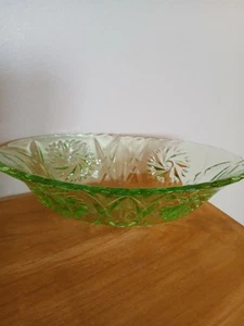 Vintage Green Glass Mantle Vase Pretty Swerl Pattern - Picture 1 of 7
