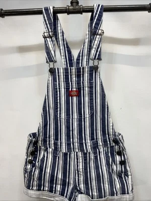 Mono corto con tirantes de mezclilla a rayas Dickies para mujer talla pequeña. Foto 1 de 4