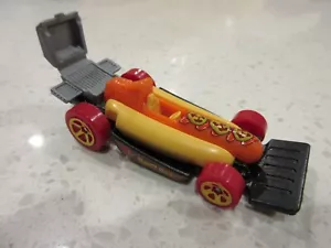 2017 Hot Wheels Street Wiener Spicy Dog Jalapeno Hotdog 1:64 auto da corsa giocattolo - Foto 1 di 6