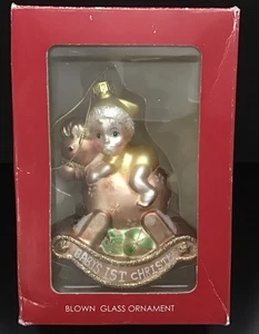 Primer adorno de vidrio soplado de Navidad para bebé bebé en caballo mecedor nuevo en caja - Imagen 1 de 4