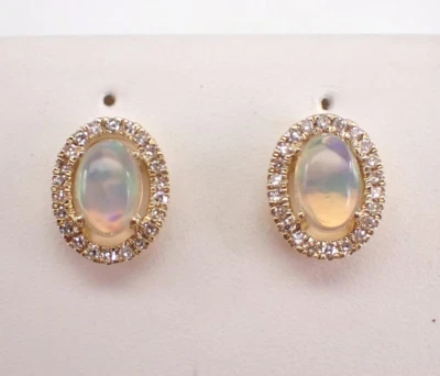 Aretes ovalados de 2 quilates con halo de ópalo de fuego genuino enchapados en oro amarillo de 14 quilates Foto 1 de 4