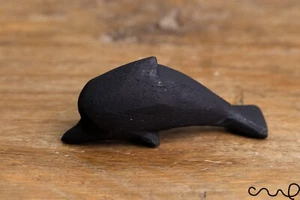 Lindo pequeño adorno de madera pequeño delfín negro tallado a mano hecho a mano - Imagen 1 de 8