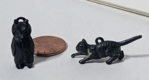 2 Vintage Charm Bracelet Metal Charms - A Black Cat & A Bkack Owl in VG Cond. - Picture 1 of 3