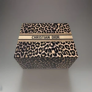 Dior Confezione Regalo Stampa Leopardata Solo 8”,6 X 7” Chiusura Magnetica Usato/Come Nuovo - Foto 1 di 8