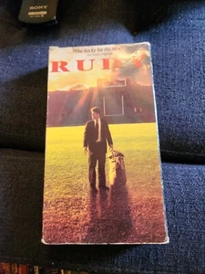 RUDY - (VHS, 1994) - Sean Astin, Ned Beatty, Jon Favreau FAST FREE SHIPPING - Picture 1 of 2