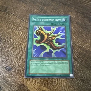 Yu-Gi-Oh! Il Flauto dell'Evocazione Drago Kaiba SDK-042 Illimitato Super Raro Nuovo con etichette/LP - Foto 1 di 3