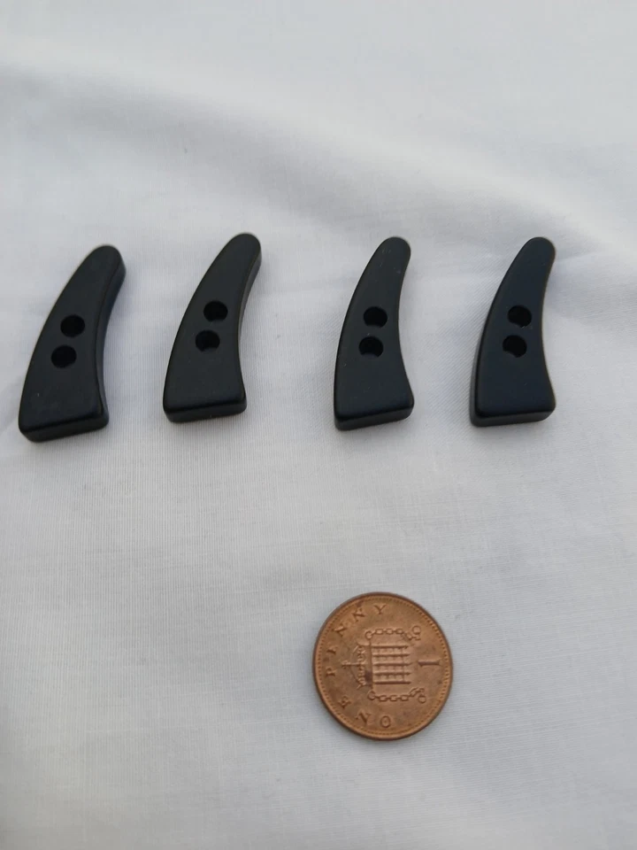 BN 30MM 2 HOLE BLACK PLASTIC TOOTH SHAPED BUTTONS X 4 - Image 1 of 1