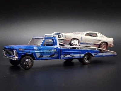 1969 FORD F350 RAMP TOW TRUCK PIANO Con 1976 MUSTANG BARN FIND 1:64 AUTO DIECAST - Immagine 1 di 4